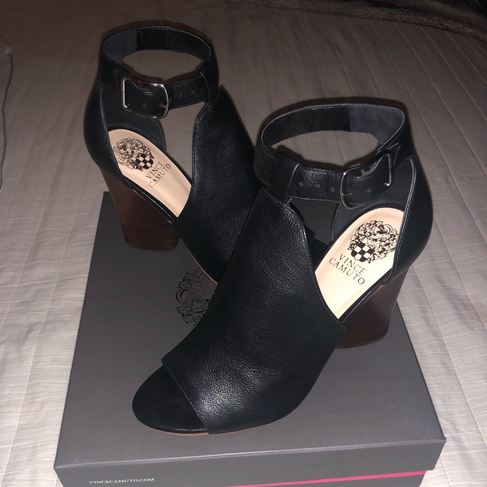 Vince Camuto Black Leather Peep toe sandals